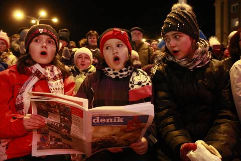 Česko zpívá koledy s deníkem na Alšově náměstí v Porubě. Lidé si zazpívali koledy společně s dětským sborem a zpěvačkou Markétou Konvičkovou.