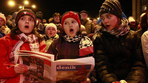 Česko zpívá koledy s deníkem na Alšově náměstí v Porubě. Lidé si zazpívali koledy společně s dětským sborem a zpěvačkou Markétou Konvičkovou.