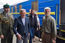 Prezident Petr Pavel (vpravo) na nádraží v polském Rzeszówě, kam dorazil při návratu z Ukrajiny a kde přestoupil do letadla do Prahy