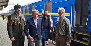 Prezident Petr Pavel (vpravo) na nádraží v polském Rzeszówě, kam dorazil při návratu z Ukrajiny a kde přestoupil do letadla do Prahy