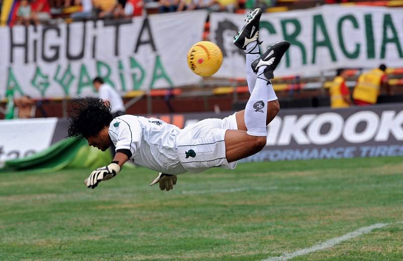 Gólman René Higuita předvedl "škorpióna" během kariéry hned několikrát.