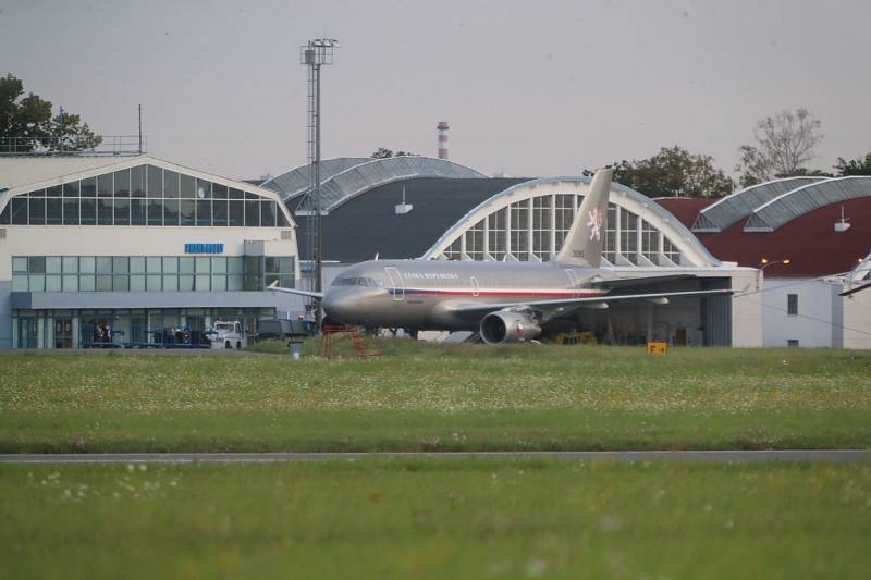 Přistání leteckého speciálu s evakuovanými Čechy v Praze