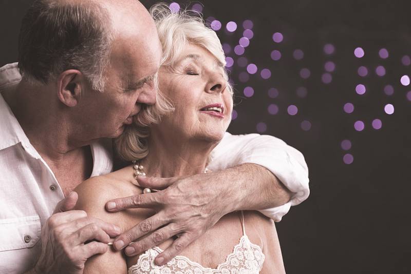 Sexuální život není u seniorů výjimkou a ten kvalitní jim podle holandských výzkumů může být dokonce účinnou prevencí proti typickým nemocem stáří, kupříkladu demenci. Ilustrační foto