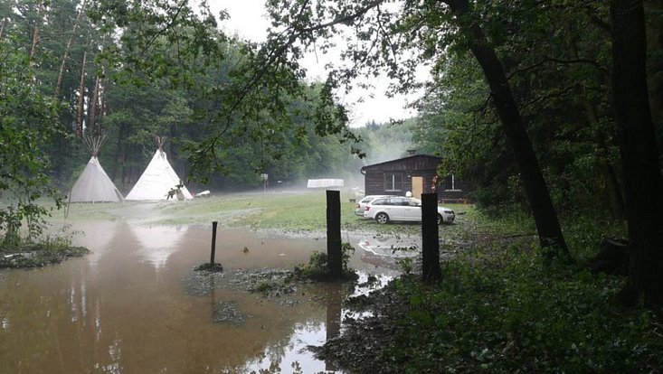 V Bohuslavicích na Prostějovsku hasiči 1. července odpoledne kvůli silné bouřce evakuovali šest desítek dětí z letního tábora