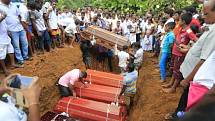 Ničivé záplavy a následné sesuvy zabily na Srí Lance téměř 150 lidí a více než 100 se pohřešuje