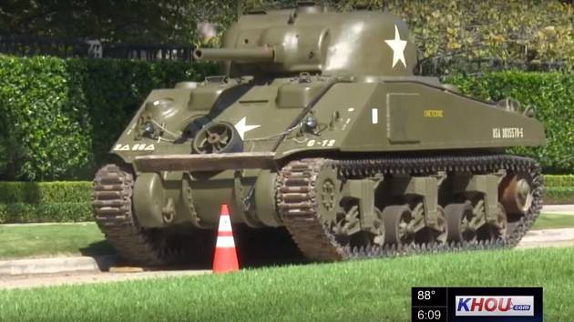 Buzbeeho tank Sherman zaparkovaný na ulici.