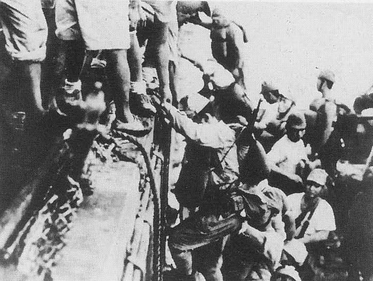 Japonští vojáci se naloďují na torpédoborec