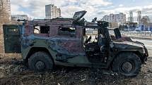 Vrak vojenského auta po bojích v ukrajinském Charkově.