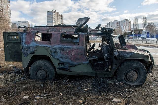 Vrak vojenského auta po bojích v ukrajinském Charkově.