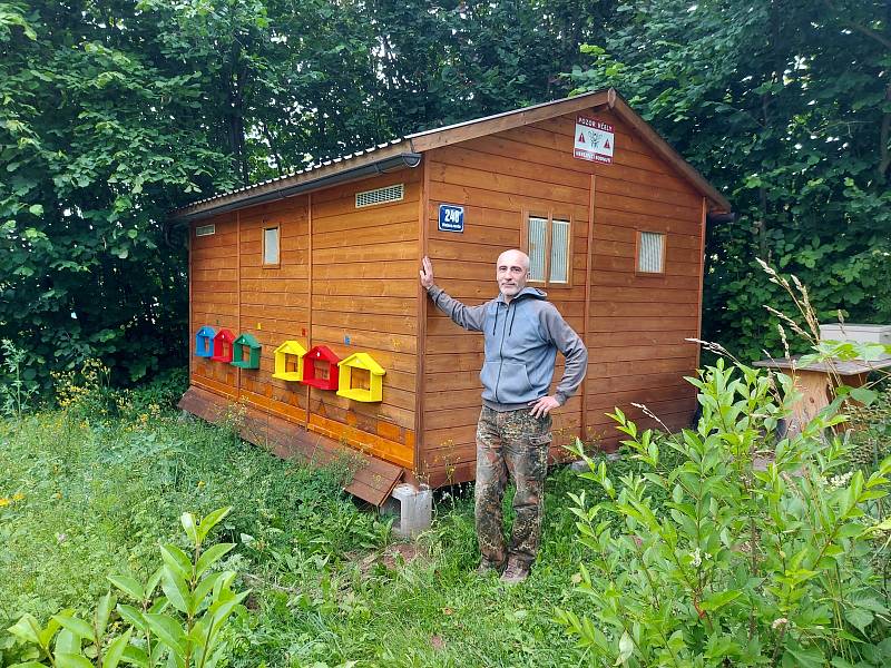 Vladimír Brádler je nejen vášnivý, ale dnes již i vystudovaný včelař