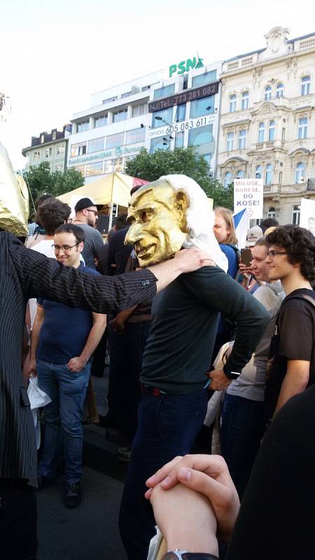 Demonstrace na Václavském náměstí, proti Andreji Babišovi a Miloši Zemanovi