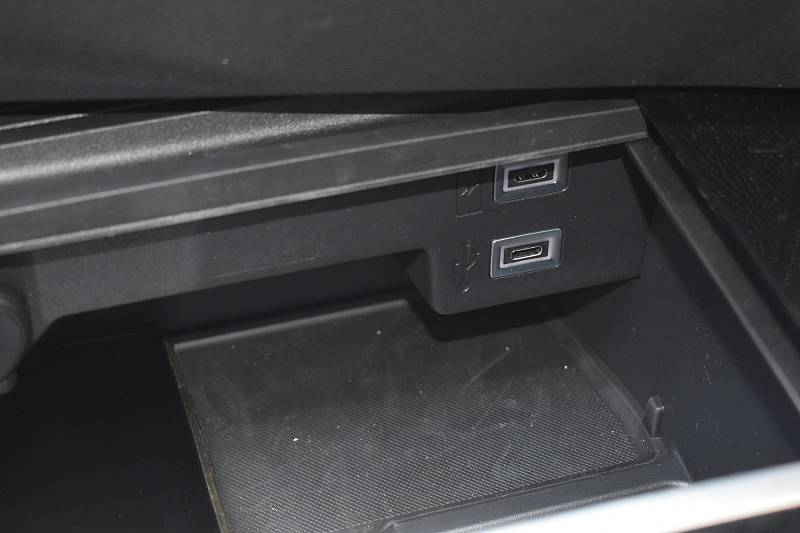 Opel se drží klasického USB konektoru