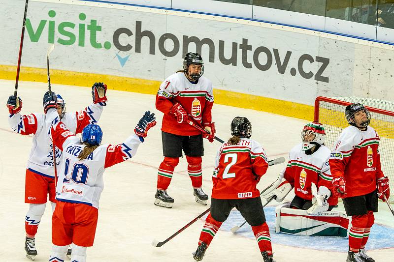 České hokejistky to dokázaly a jedou na olympiádu v Číně, která se koná na jaře 2022. Maďarsko porazily 5:1 a mohly se radovat v Chomutovské Rocknet Aréně přímo na ledové ploše za účasti skvělých více jak 1800 diváků.