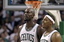 Basketbalisté Bostonu Kevin Garnett (vlevo) a Paul Pierce.