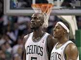 Basketbalisté Bostonu Kevin Garnett (vlevo) a Paul Pierce.