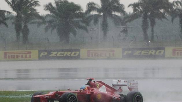 Fernando Alonso v deštivé Grand Prix Malajsie.