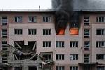 Bytový dům v ukrajinském Bachmutu hořící po ruském útoku, 21. prosince 2022.