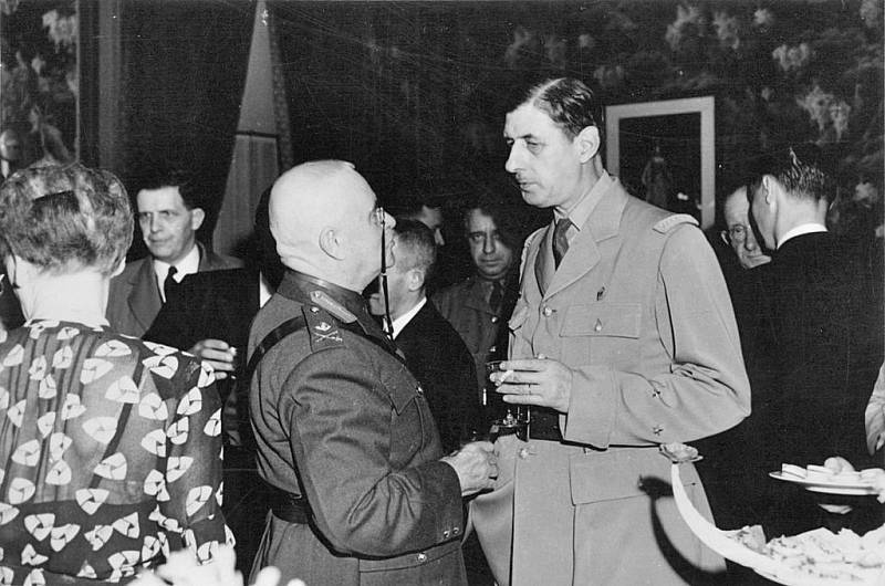 Charles de Gaule 12. července 1944 při jednání s kanadským politikem Eugènem Fisetem, mimo jiné prvním guvernérem Québeku a kanadským ministrem obrany