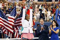 Serena Williamsová s vytouženou trofejí.