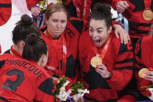Kanadská hokejistka Sarah Nurseová (vpravo) se se spoluhráčkami raduje z olympijského zlata v Pekingu