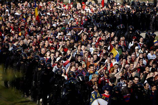 Více než 500 fanoušků fotbalové Sparty Prahy se vydalo na pochod na strahovský stadion