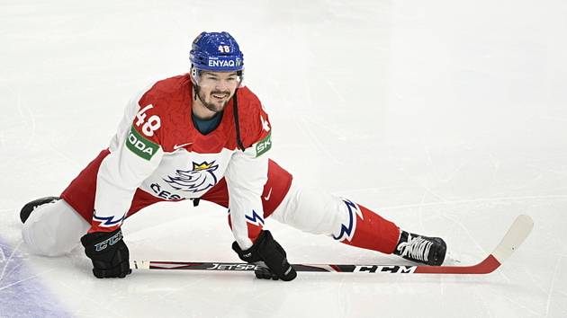 Tomáš Hertl při rozcvičce.