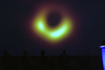 Historicky první snímek černé díry