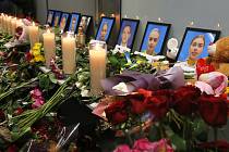 Svíčky a květiny u fotografií obětí z řad posádky ukrajinského dopravního letadla, které sestřelil Írán.