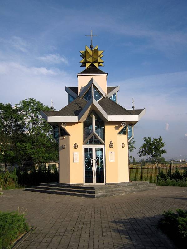 Kaple Všech svatých, vybudovaná na památku obětí katastrofy na letišti Sknyliv v roce 2002