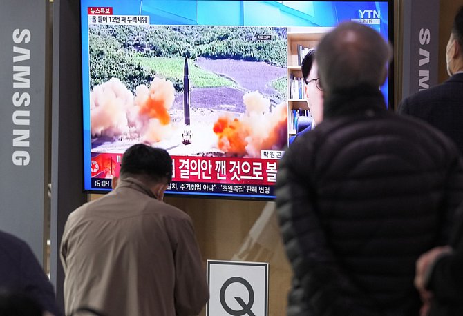 Lidé v jihokorejském Soulu sledují na obrazovce  mezikontinentální balistickou střelu, kterou odpálila KLDR