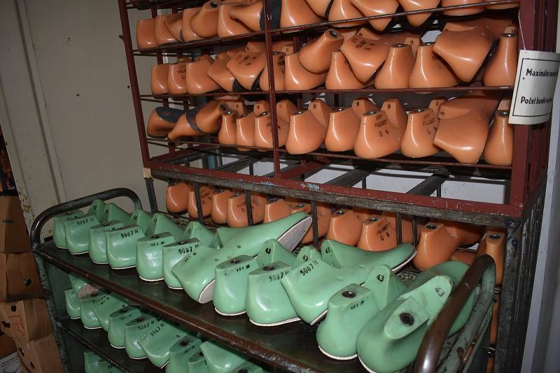 Výroba kožené obuvi ve firmě Redno Šumava v Kolinci na Klatovsku