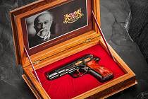 Pistole CZ 75 Republika z limitované série, kterou dostal jako dar tehdejší americký prezident Donald Trump