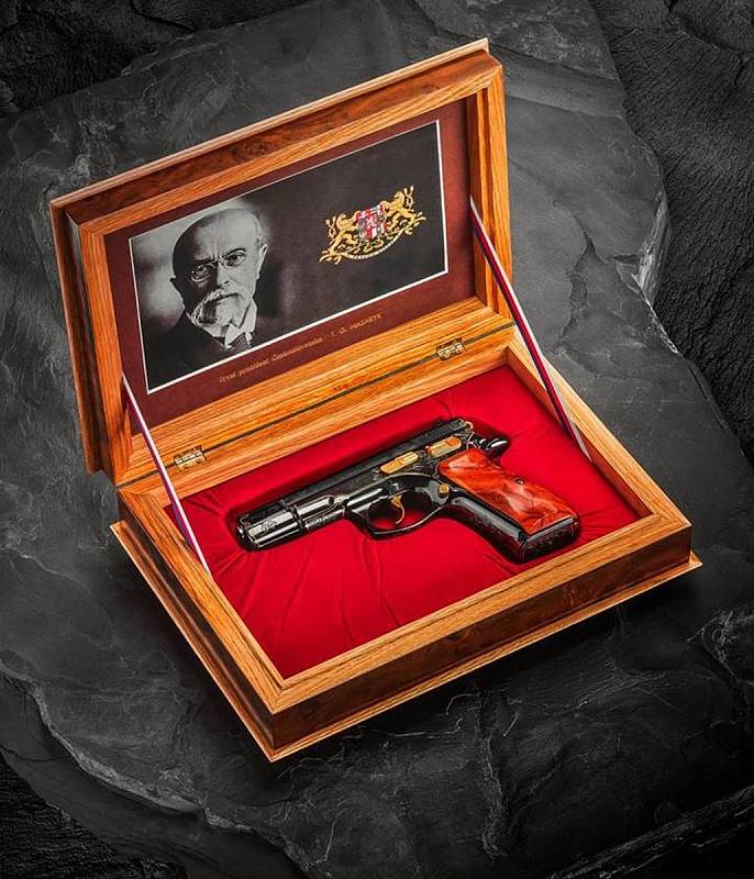 Pistole CZ 75 Republika z limitované série, kterou dostal jako dar tehdejší americký prezident Donald Trump