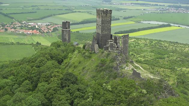 Pohled na hrad Házmburk z vrtulníku.