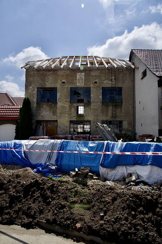 Mikulčice na Hodonínsku rok po řádění tornáda. Vesnice prokoukla, ale stále vypadá jako obří staveniště. Práce je ještě dost.