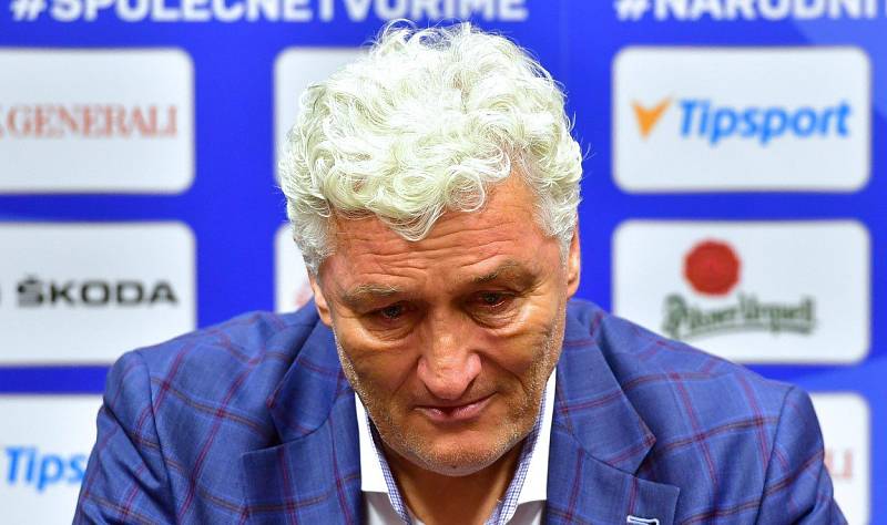 Trenér české hokejové reprezentace Miloš Říha se neubránil slzám.