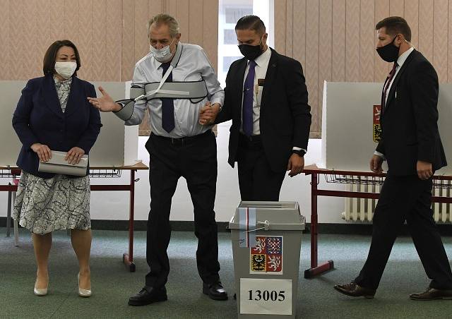 Prezident Miloš Zeman se svou manželkou u senátních voleb.