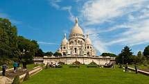 Kavárenský život a historické památky jsou tím, co turisté oceňují na Paříži nejvíce. Na snímku bazilika Sacre Coeur ve čtvrti Montmartre.