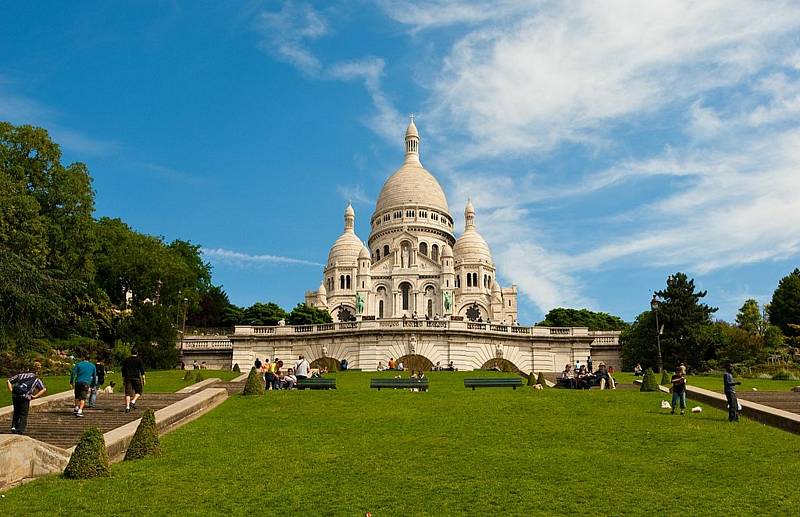 Kavárenský život a historické památky jsou tím, co turisté oceňují na Paříži nejvíce. Na snímku bazilika Sacre Coeur ve čtvrti Montmartre.