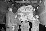Vojáci nakládají zásoby jídla do bombardovacího letadla Lancaster britské RAF