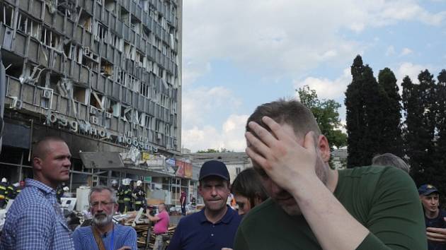 Následky raketového útoku na město Vinnycja ve středu Ukrajiny.