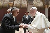 Zleva maďarský premiér Viktor Orbán a papež František