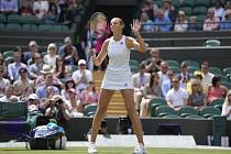 Česká tenistka Karolína Plíšková se raduje z postupu na Wimbledonu.