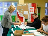 Poláci dnes v referendu rozhodují, zda má být v zemi zaveden většinový volební systém, místo současného poměrného.