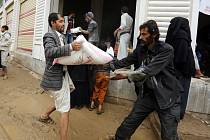 Humanitární organizace posílají do Jemenu zásoby potravin