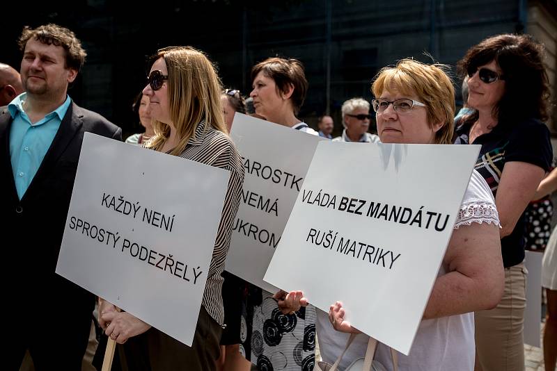 Na dvě desítky lidí protestovaly před Úřadem vlády proti návrhu na rušení matrik. Zároveň demonstrovaly za to, aby údaje o majetku komunálních politiků byly automaticky a veřejně dostupné.