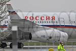 Pohled na ruský vládní letoun Iljušin 96-300, který 19. dubna 2021 odpoledne přiletěl na pražské Letiště Václava Havla pro vyhoštěné ruské diplomaty a jejich rodinné příslušníky.