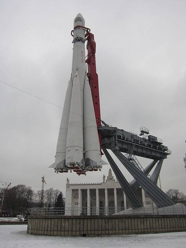 V Moskvě se těší památník rakety R-7 trvalému zájmu veřejnosti