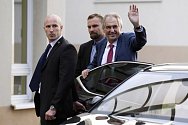 Prezident Miloš Zeman (vpravo) vystupuje 17. října 2019 z automobilu u interní kliniky pražské střešovické nemocnice, kam podle Hradu přijel na čtyřdenní rekondiční pobyt
