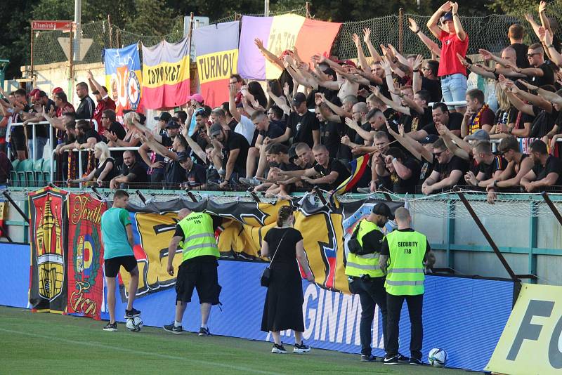 Pořadatelská služba nakonec zasáhla. Jen částečně